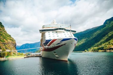 Flam, Norveç'in limanda büyük yolcu gemisi.