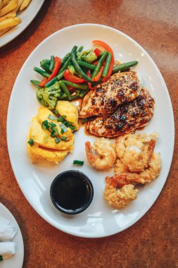 Kavrulmuş tavuk göğsü ve patates püresi ve karides tava