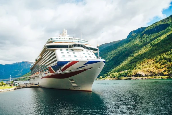 Flam, Norveç'in limanda büyük yolcu gemisi.