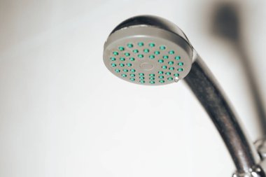 Bir banyoda duş. Tuvalette sızıntı duş