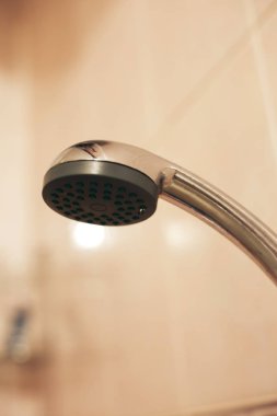 Bir banyoda duş. Tuvalette sızıntı duş