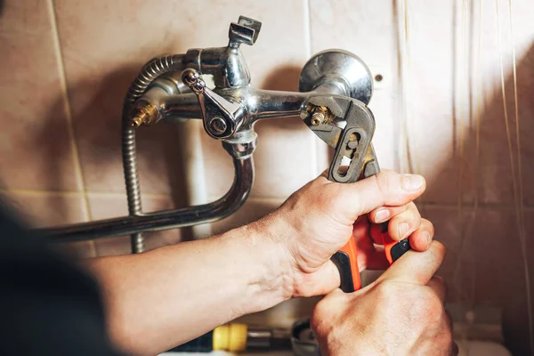 Hombre reparación y fijación de fugas grifo viejo en el baño — Foto de Stock