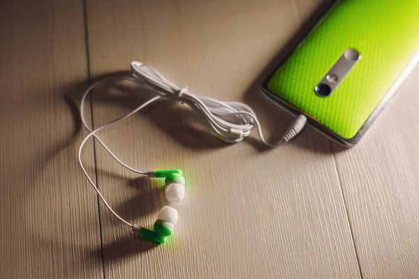 Concepto de escuchar música desde un smartphone con tecnología inalámbrica . — Foto de Stock