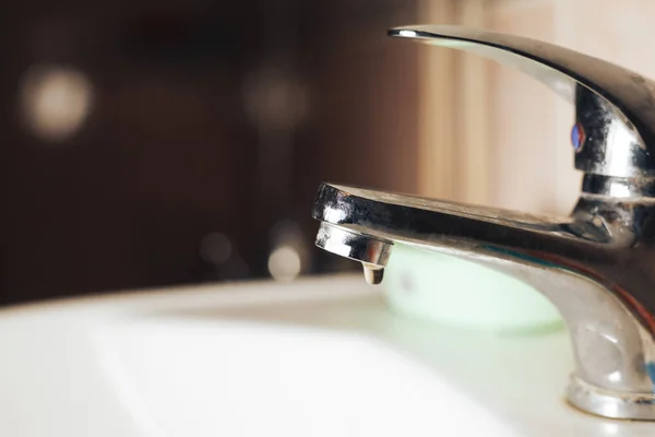 Metall kran med fallande droppar vatten närbild — Stockfoto