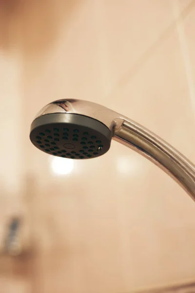 Cabeza de ducha en un baño. fuga de ducha en el baño — Foto de Stock