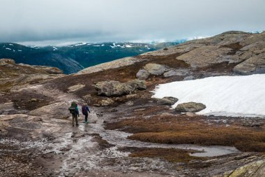 Güzel Norveç gezisi yaz sabahın erken saatlerinde sırasında yorgun mutlu insanlar. Trolltunga rota hiking. Norveç
