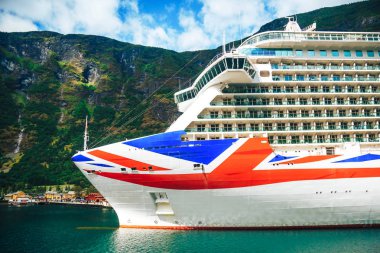 Flam, Norveç'in limanda büyük yolcu gemisi.