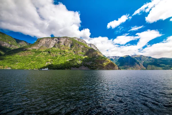 Montañas y fiordo en Noruega. Nubes y cielo azul. Hermosa st — Foto de Stock