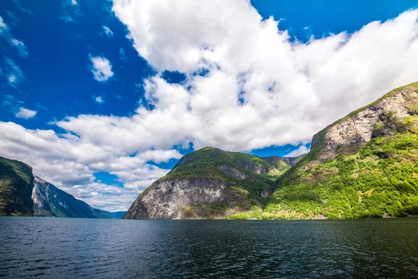 Montañas y fiordo en Noruega. Nubes y cielo azul. Hermosas vistas impresionantes de las montañas, el agua, el cielo, las nubes y el sol. Naturaleza noruega — Foto de Stock
