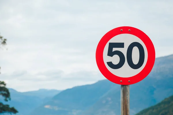 Znak drogowy limitu prędkości rundy na górskiej drodze — Zdjęcie stockowe