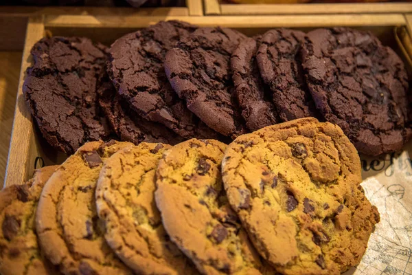Zbliżenie grupy różne pliki cookie. Czekoladowe, płatki owsiane rodzynek, czekolady bielą ramki. — Zdjęcie stockowe