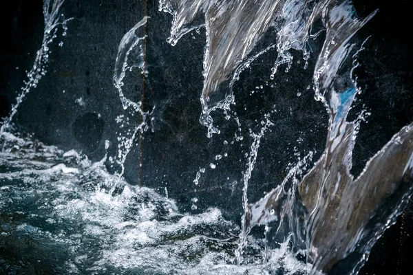 Akan su ile arka plan. Bir sokak Çeşmesi öğesi. Su duvarı çalıştıran. Soyut su ve arka plan duvar kağıdı