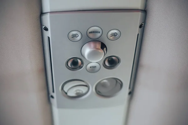 Iluminación y ventilación de aire acondicionado en autobús. Color blanco. Control en la parte superior del asiento en autobús internacional de cerca — Foto de Stock