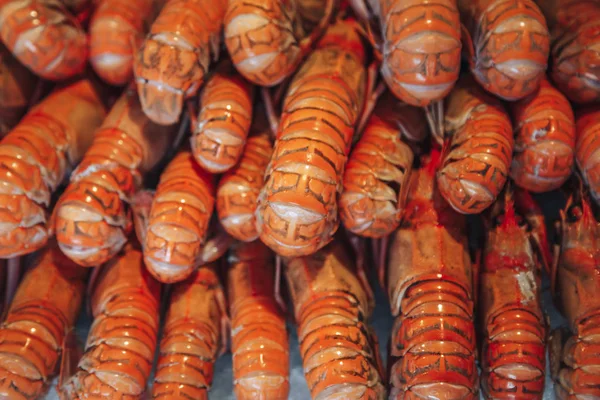 Garnalen en andere zeevruchten op de vismarkt in Bergen, Noorwegen — Stockfoto