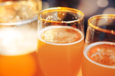 bir sürahi ve iki bardak bira Cafe