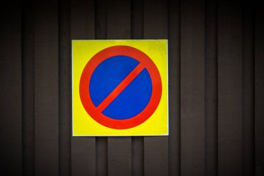 Park iz yok. İçki yasağı sembolü. Uyarı gösteren işaret ve yasak. Koyu ahşap arka plan üzerinde izole grunge eski püskü kağıt etiket.