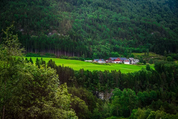 Bu fortificated ile bir köy görünüme güzel yeşil arka planda duvarlar. Dağlarda orta doğrultusunda evleriyle yeşil arka plan