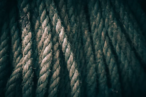 Struttura di fondo scuro della corda marina o nautica arrotolata.Texture di linea di ormeggio sintetici. Da vicino. — Foto Stock