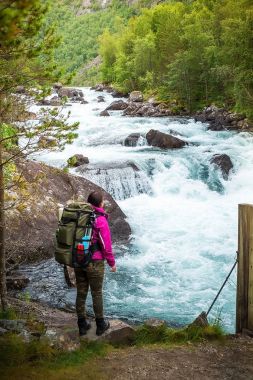 genç kadın backpacker ormanlarda şelale bakarak. Eko-Turizm kavramı görüntü seyahat kız
