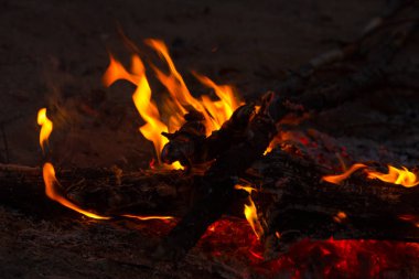 Siyah arka planda güzel ateş alevleri.