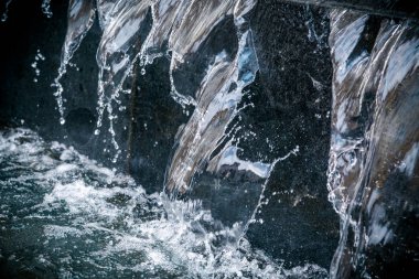 Akan su ile arka plan. Bir sokak Çeşmesi öğesi. Su duvarı çalıştıran. Soyut su ve arka plan duvar kağıdı