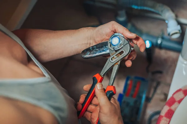 Man reparatie en fixing lekkende oude kraan in de badkamer. Kalkaanslag belemmerd door het losdraaien van de ringen van de mixer — Stockfoto