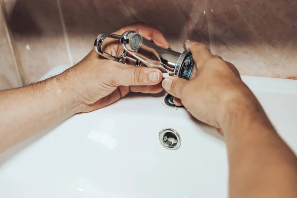 Man reparatie en fixing lekkende nieuwe kraan in de badkamer — Stockfoto