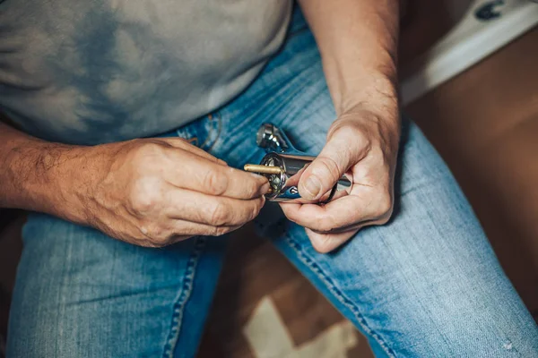 Hombre reparación y fijación de fugas grifo viejo en el baño — Foto de Stock