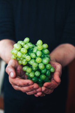 Erkek elinde beyaz Şaraplık.