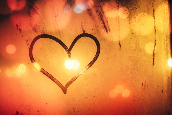 Sonbahar yağmur, terli cam - sevgi ve kalp üzerinde yazıt