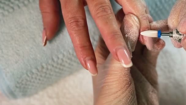 Manicure removendo o gel antigo polonês usando a lima do prego. a remoção da ferramenta cortador de gel — Vídeo de Stock