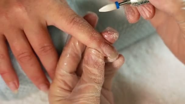 Manicurista quitando el esmalte de gel viejo usando una lima de uñas. la eliminación de la herramienta de corte en gel — Vídeo de stock