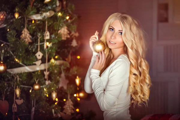 Menina adolescente bonita decorando a árvore de Natal — Fotografia de Stock