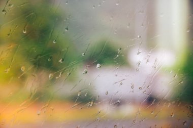 pencere yüzeyinde yağmurlu gün yağmur damlaları