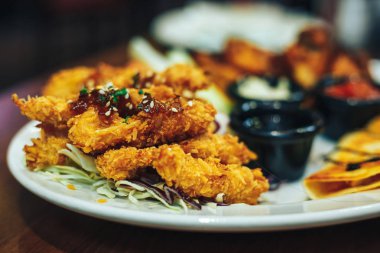 bira aperatifler restoranda servis