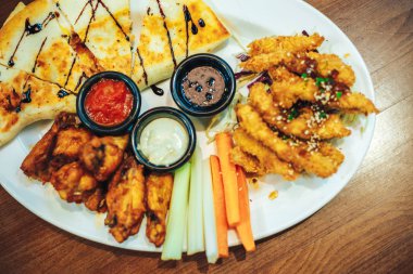 bira aperatifler restoranda servis