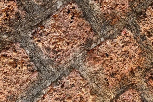 인도 고아에서 오래 된 마을에서 촬영 하는 거친 표면 및 어두운 얼룩으로 빈티지 붉은 벽돌 벽. 패턴 및 벽돌 질감 모양을 한 산업 배경. — 스톡 사진