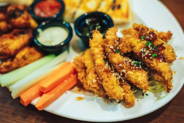 bira aperatifler restoranda servis