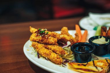 bira aperatifler restoranda servis