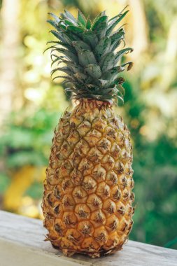 Ananas ahşap bir masa üzerinde. Balkon. Yakın çekim