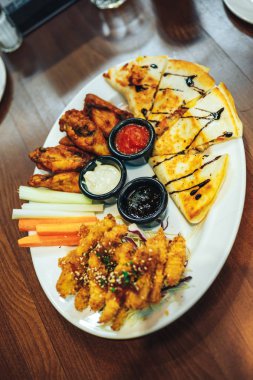 bira aperatifler restoranda servis