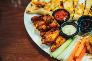 bira aperatifler restoranda servis