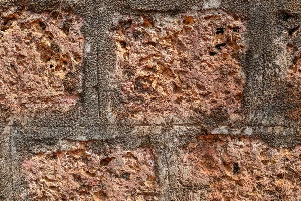 Muro de ladrillo rojo vintage con superficie rugosa y mancha oscura tomada de un casco antiguo de la India Goa. El patrón y la textura de ladrillo le dan un aspecto de fondo industrial . —  Fotos de Stock