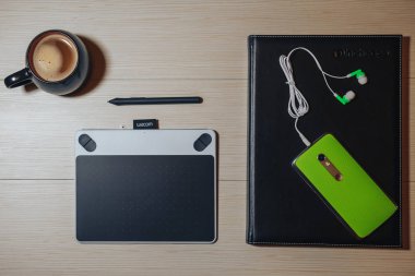 Düz yaratıcı Danışma, ek yükü fotoğraf grafik tablet, grafik kalem, smartphone gözlük, klavye ve siyah kahve, yaratıcı tasarımcı ve çalışma alanı Danışma görünümünü yatıyordu.