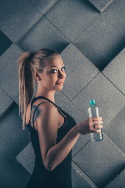 Kız bir çalışmadan sonra içecekler su