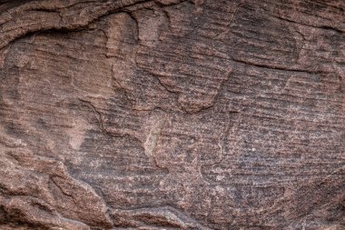 kırmızımsı kahverengi taş ile çatlaklar ve yüzeyde lekeleri