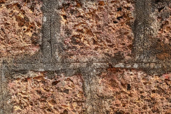 Mur de brique rouge vintage avec surface rugueuse et tache sombre prise d'une vieille ville en Inde Goa. Le motif et la texture de brique lui donnent un aspect de fond industriel . — Photo