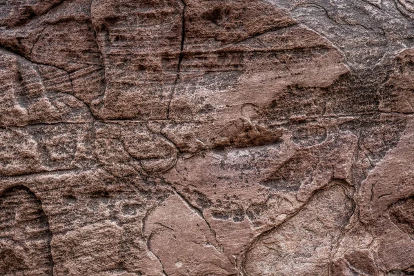 Piedra marrón rojiza con grietas y manchas en la superficie — Foto de Stock