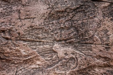 kırmızımsı kahverengi taş ile çatlaklar ve yüzeyde lekeleri