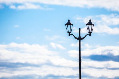 Işıklı Sokak vintage lamba gün batımı sırasında denizin üzerinde mavi arka plan izole